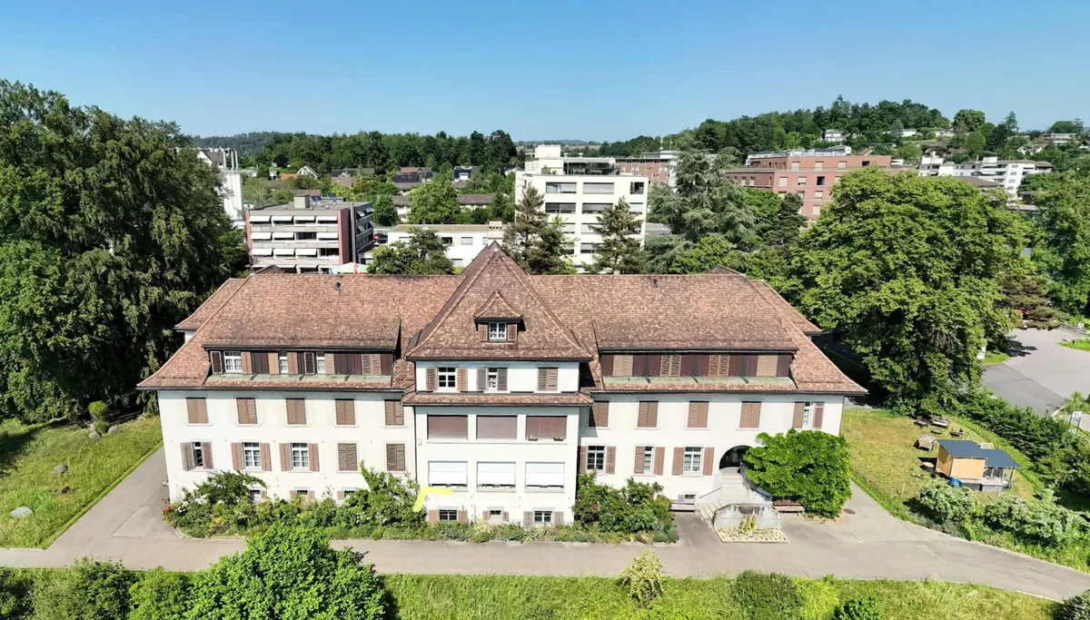 Eine Erkundung der Heime, wie hier des Altersheims Im Grund, ist bereits aus der Vogelperspektive möglich. Fotos von den Alterszentren in Uster